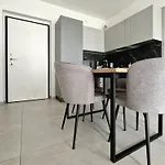 Apartamento Rho8 *